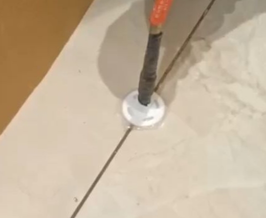 虎丘瓷砖空鼓维修公司专业解答瓷砖在铺贴过程中，如果没有涂抹均匀到位的粘结材料（如水泥砂浆或瓷砖胶），可能会导致以下问题
