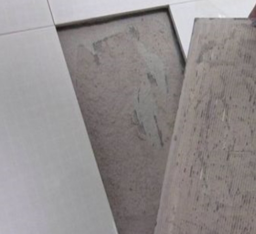 虎丘瓷砖空鼓维修公司分享瓷砖铺贴时如果打浆（即涂抹在瓷砖背面和基层上的砂浆或瓷砖胶）过少，会带来以下问题